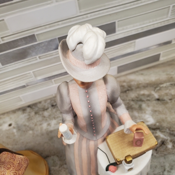1981 & 1984 Avon Porcelain Women Figurines Avon - Picture 10 of 14
